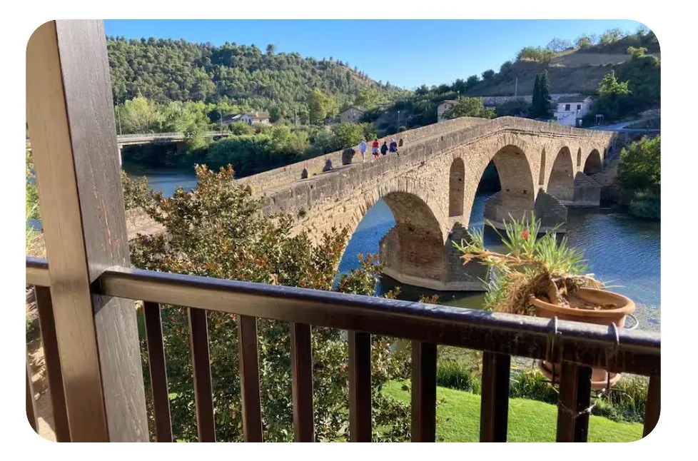 Puente Románico de Puente la Reina visto desde la casa